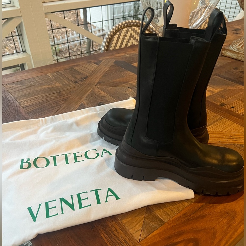 Bottega Veneta Tire Chelsea Boot in Black/Ebony